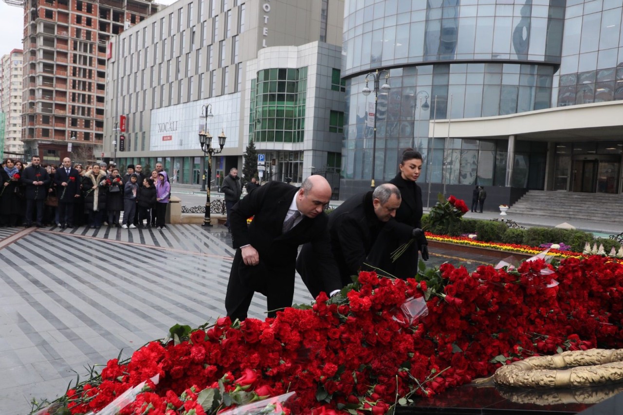 Suraxanı ictimaiyyəti Xocalı soyqırımı abidəsini ziyarət etdi - FOTOLAR